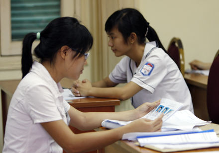 Tung đủ chiêu để lôi kéo thí sinh